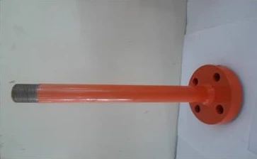Fotografia de um trecho de tubulação (niple/carretel) de aço-carbono schedule 80, pintado de laranja, com rosca em uma ponta e flange furada na outra